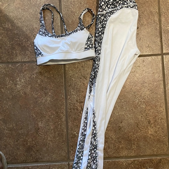 HOLOGEAR SZ 2 SET SPORTS BRA + SMALL LEGGINGS ATHLETIC WEAR WHITE BLACK TRENDY - Picture 7 of 9